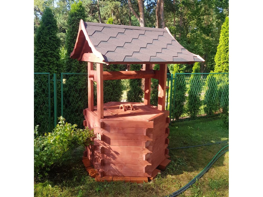 Brunnen mit Schindeln