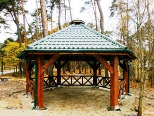 Arbor with metal sheet