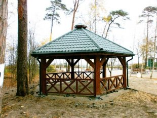 Arbor with metal sheet