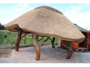Laube mit einem Dach aus Schilf