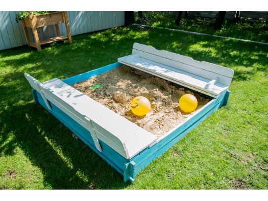 Closeable sandbox